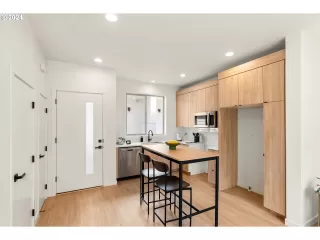 Photo #4: 24330275 Listing