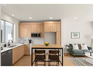 Photo #6: 24330275 Listing