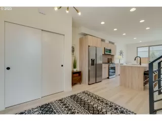 Photo #4: 24331816 Listing