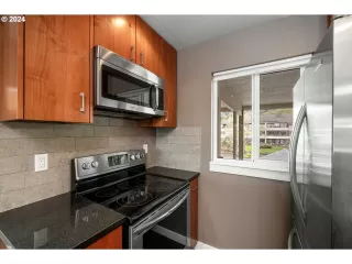 Photo #5: 24332752 Listing