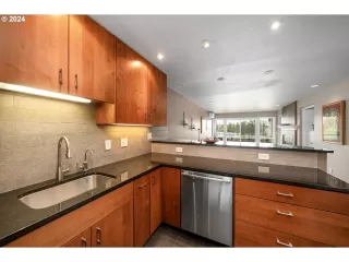 Photo #6: 24332752 Listing