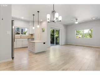 Photo #5: 24335629 Listing