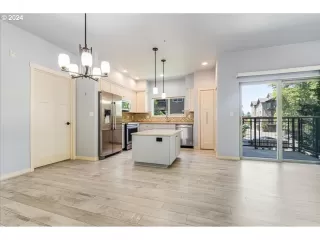 Photo #6: 24335629 Listing