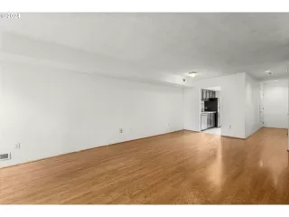 Photo #6: 24338319 Listing 