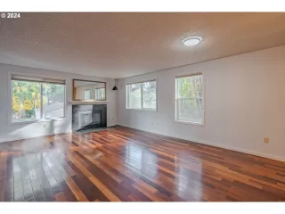 Photo #5: 24338550 Listing