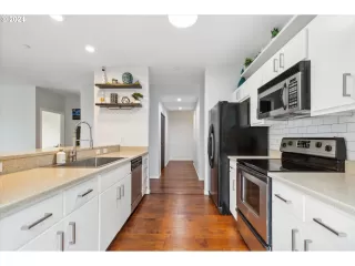 Photo #4: 24346345 Listing