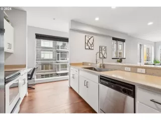 Photo #5: 24346345 Listing