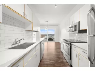 Photo #4: 24348029 Listing