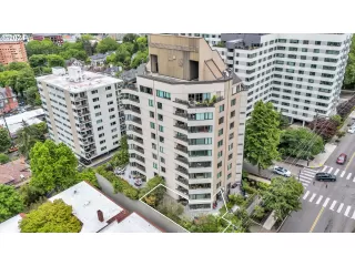 More Details about MLS # 24350332 : 2245 SW PARK PL 1A