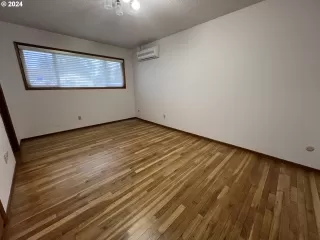 Photo #4: 24358912 Listing