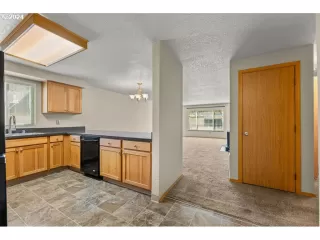 Photo #4: 24360121 Listing