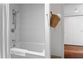 Photo #5: 24361147 Listing