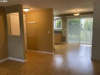 Photo #5: 24362482 Listing