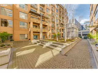 Photo #4: 24367991 Listing