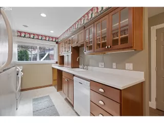 Photo #4: 24370439 Listing