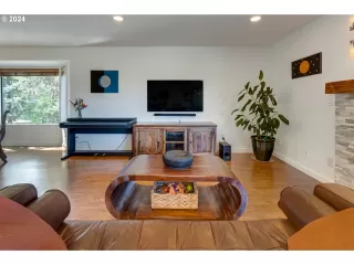 Photo #4: 24374221 Listing