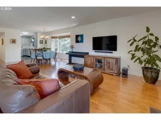 Photo #5: 24374221 Listing