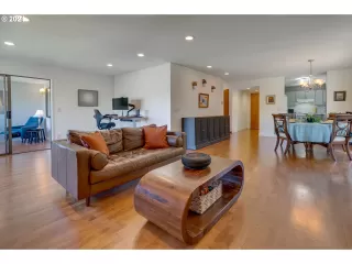 Photo #6: 24374221 Listing