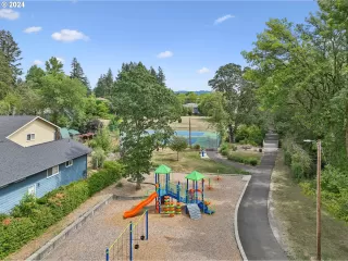 More Details about MLS # 24376229 : 4933 SW CHESTNUT PL