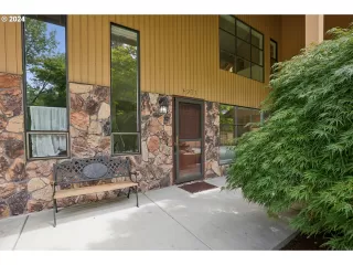 Photo #2: 24376229 Listing