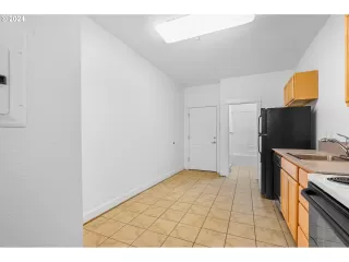 Photo #5: 24377466 Listing
