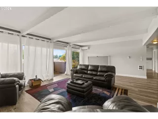 Photo #4: 24378123 Listing