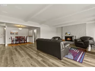 Photo #5: 24378123 Listing