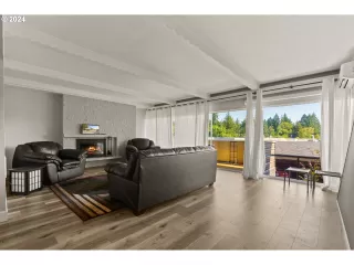 Photo #6: 24378123 Listing