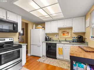 Photo #5: 24378409 Listing