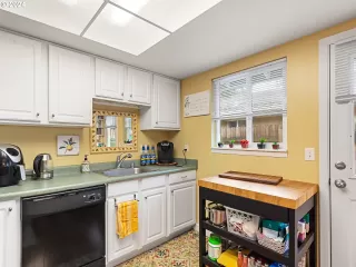 Photo #6: 24378409 Listing