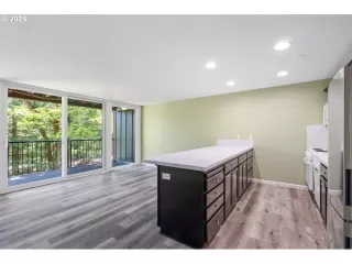 Photo #4: 24381079 Listing