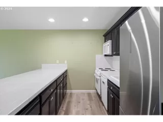 Photo #5: 24381079 Listing