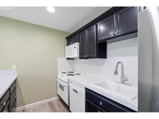 Photo #6: 24381079 Listing