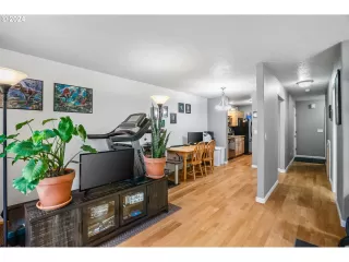 Photo #4: 24383318 Listing