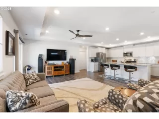 Photo #3: 24385912 Listing