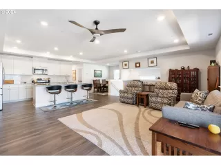 Photo #6: 24385912 Listing