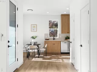 Photo #6: 24386692 Listing