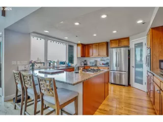 Photo #5: 24387923 Listing 