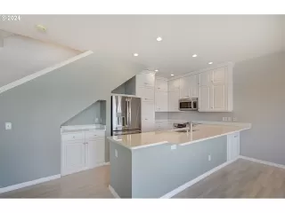 Photo #5: 24391567 Listing