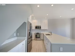 Photo #6: 24391567 Listing