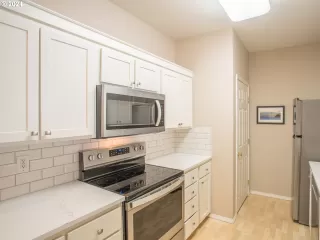 Photo #5: 24394039 Listing