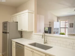 Photo #6: 24394039 Listing