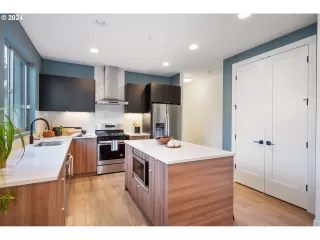 Photo #5: 24398145 Listing