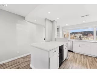 Photo #1: 24400512 Listing 