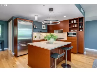 Photo #4: 24402302 Listing