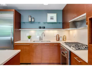 Photo #5: 24402302 Listing