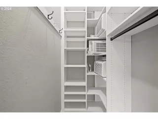 Photo #6: 24403905 Listing