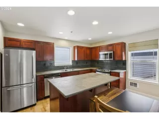 Photo #4: 24404499 Listing