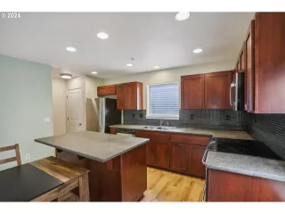 Photo #5: 24404499 Listing