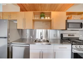 Photo #2: 24404560 Listing 